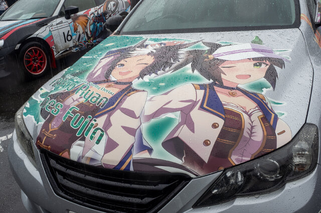 『ウマ娘』の痛車が集結！雨に負けない躍動感を放つ【第九回 天下無双 東西最強痛車決戦 フォトレポ】