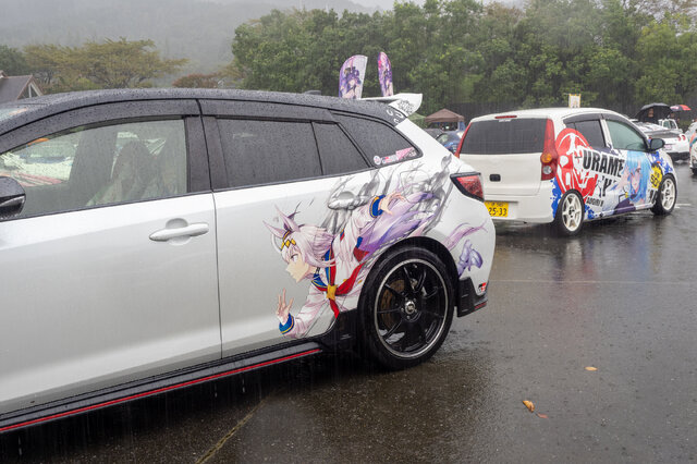 『ウマ娘』の痛車が集結！雨に負けない躍動感を放つ【第九回 天下無双 東西最強痛車決戦 フォトレポ】