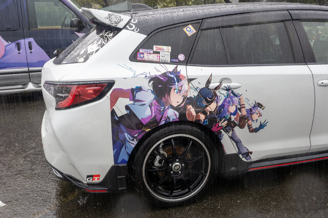 『ウマ娘』の痛車が集結！雨に負けない躍動感を放つ【第九回 天下無双 東西最強痛車決戦 フォトレポ】