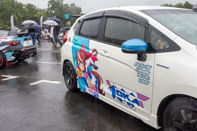 『ウマ娘』の痛車が集結！雨に負けない躍動感を放つ【第九回 天下無双 東西最強痛車決戦 フォトレポ】