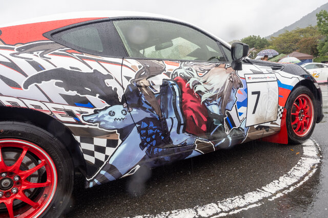 『ウマ娘』の痛車が集結！雨に負けない躍動感を放つ【第九回 天下無双 東西最強痛車決戦 フォトレポ】