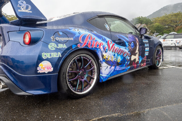 『ウマ娘』の痛車が集結！雨に負けない躍動感を放つ【第九回 天下無双 東西最強痛車決戦 フォトレポ】