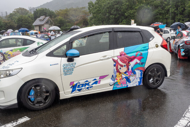 『ウマ娘』の痛車が集結！雨に負けない躍動感を放つ【第九回 天下無双 東西最強痛車決戦 フォトレポ】