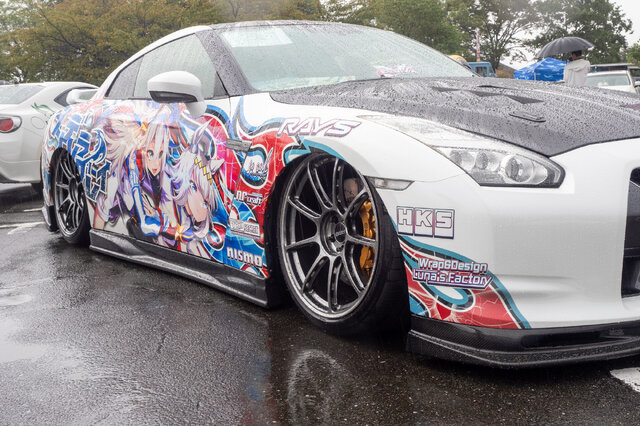 『ウマ娘』の痛車が集結！雨に負けない躍動感を放つ【第九回 天下無双 東西最強痛車決戦 フォトレポ】
