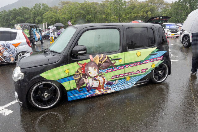 『ウマ娘』の痛車が集結！雨に負けない躍動感を放つ【第九回 天下無双 東西最強痛車決戦 フォトレポ】