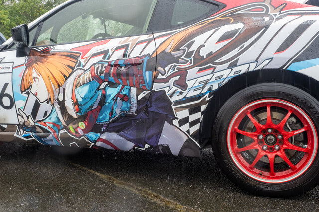『ウマ娘』の痛車が集結！雨に負けない躍動感を放つ【第九回 天下無双 東西最強痛車決戦 フォトレポ】