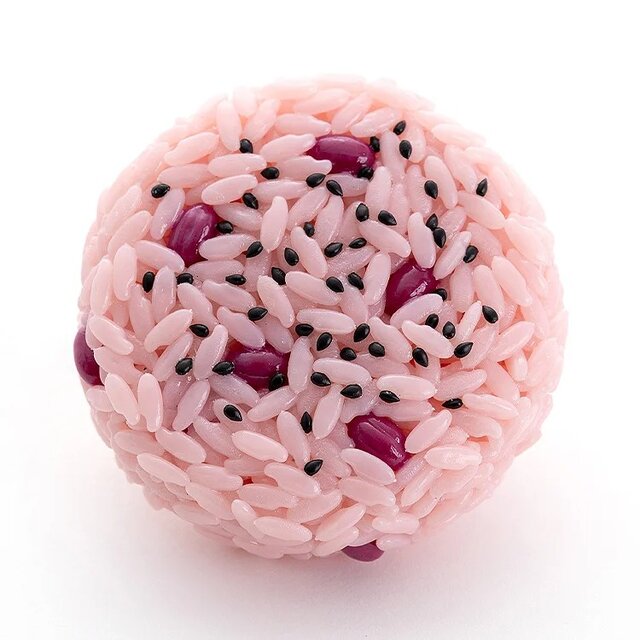 パーツ総数“1776”は目眩がしそう！「赤飯おにぎり」米、小豆、ゴマで組み立てるプラモデルに