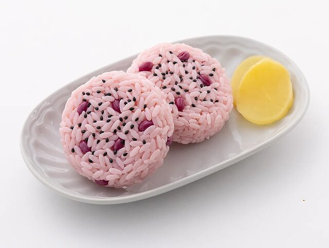 パーツ総数“1776”は目眩がしそう!「赤飯おにぎり」米、小豆、ゴマで組み立てるプラモデルに