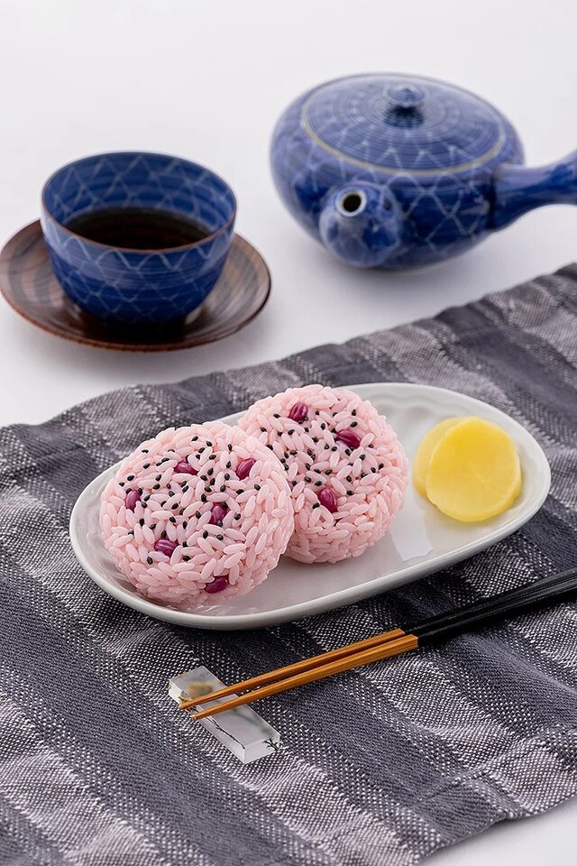 パーツ総数“1776”は目眩がしそう!「赤飯おにぎり」米、小豆、ゴマで組み立てるプラモデルに