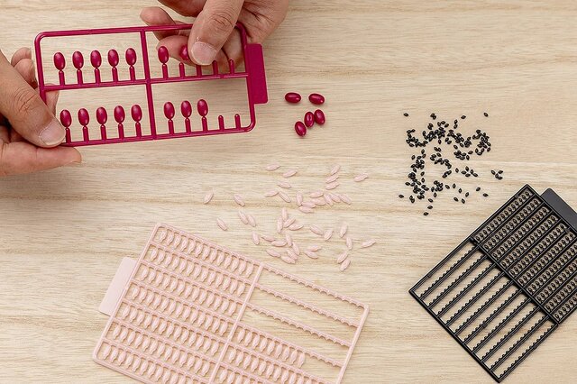 パーツ総数“1776”は目眩がしそう!「赤飯おにぎり」米、小豆、ゴマで組み立てるプラモデルに