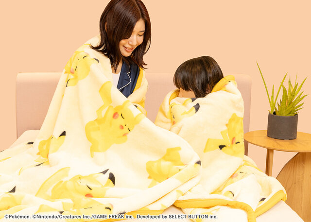 ピカチュウが近くで添い寝してくれる大きな枕…！肌触りの良いブランケットなど、『ポケスリ』コラボ寝具第2弾が順次発売