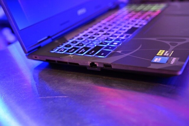 MSIゲーミングノート「Cyborg 15/17 B2RW」×『サイバーパンク2077』で叶える、本物の“没入（ジャック・イン）”。最高のプレイ環境で、コスプレイヤーと共にナイトシティを駆けてきた