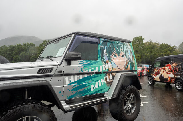 ベンツやレクサス、往年のスポーツカーまで集結！雨に負けじと会場を盛り上げた痛車まとめ【第九回 天下無双 東西最強痛車決戦 フォトレポ】