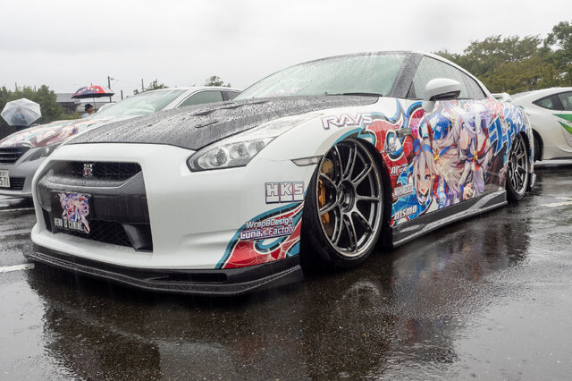 ベンツやレクサス、往年のスポーツカーまで集結！雨に負けじと会場を盛り上げた痛車まとめ【第九回 天下無双 東西最強痛車決戦 フォトレポ】