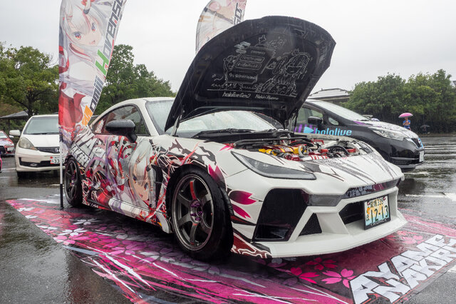 ベンツやレクサス、往年のスポーツカーまで集結！雨に負けじと会場を盛り上げた痛車まとめ【第九回 天下無双 東西最強痛車決戦 フォトレポ】