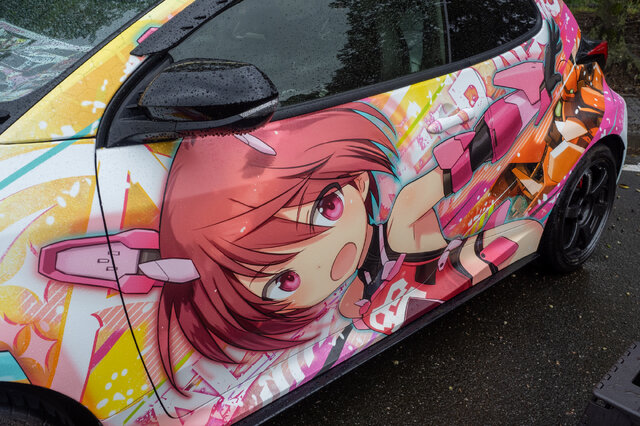 ベンツやレクサス、往年のスポーツカーまで集結！雨に負けじと会場を盛り上げた痛車まとめ【第九回 天下無双 東西最強痛車決戦 フォトレポ】