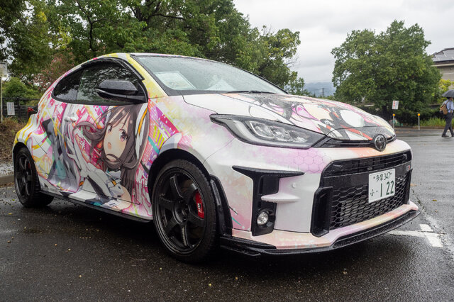 ベンツやレクサス、往年のスポーツカーまで集結！雨に負けじと会場を盛り上げた痛車まとめ【第九回 天下無双 東西最強痛車決戦 フォトレポ】