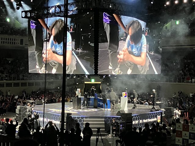 「CAPCOM CUP11」優勝直後、しゃがみ込む翔選手を励ますBlaz選手