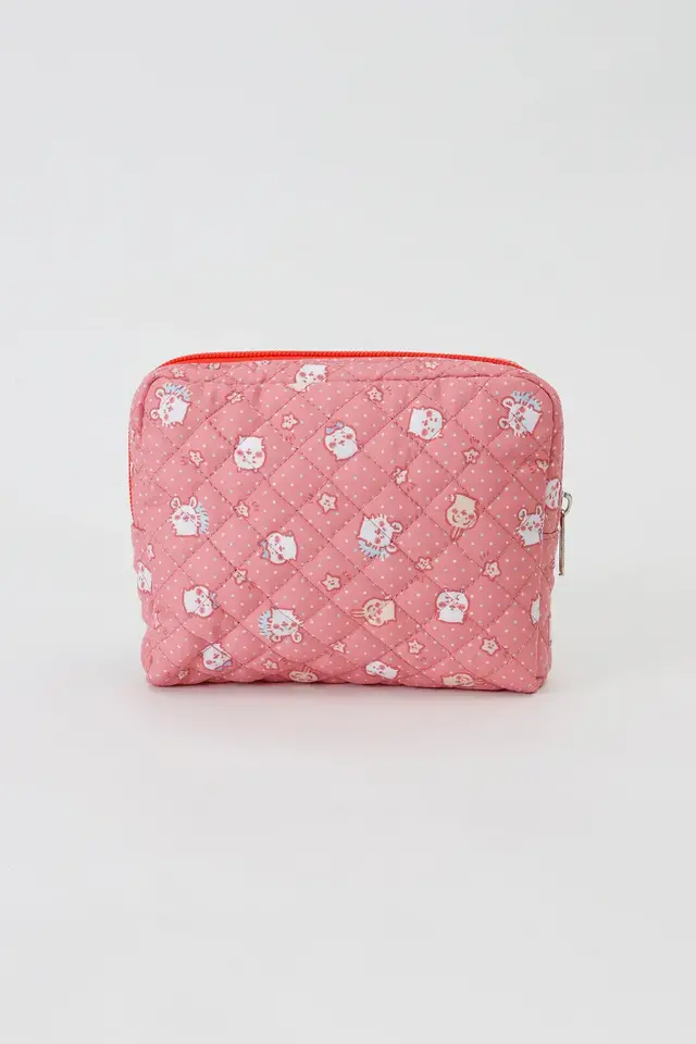 「ちいかわ」が草むしり検定に向けて勉強―新商品「レトロデザインシリーズ」にアパレルやポーチなど普段使いできるアイテムがズラリ