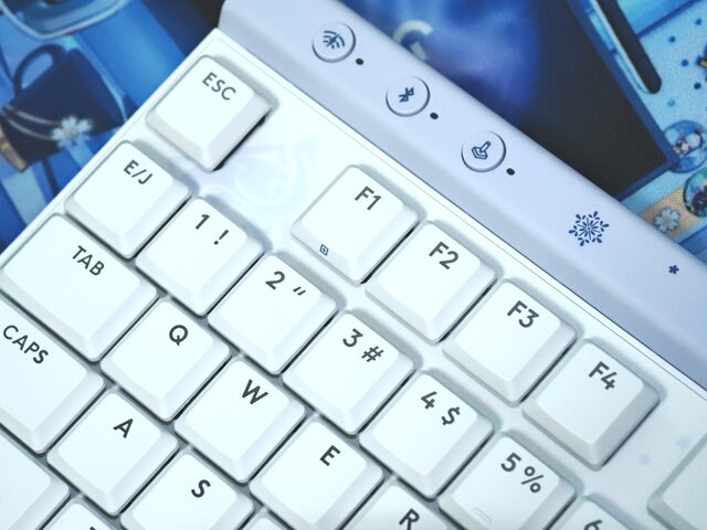 これは“綾華推し”にとって最高の神器かもしれない―「ロジクールG」×『原神』コラボのキーボード&ヘッドセット“神里綾華特別モデル”を触ってみた！