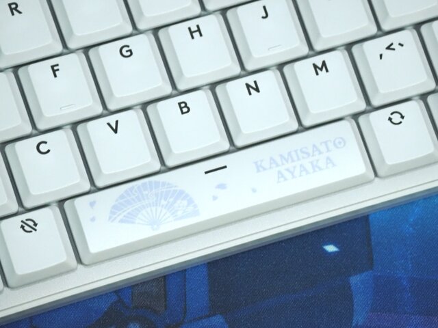 これは“綾華推し”にとって最高の神器かもしれない―「ロジクールG」×『原神』コラボのキーボード&ヘッドセット“神里綾華特別モデル”を触ってみた！