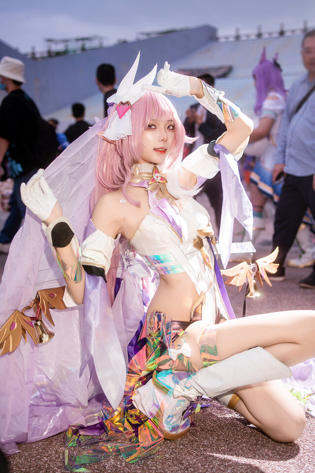 エリシア『崩壊3rd』／四巫日モミ（Instagram：momihi__444、X：@momihi__44）【台湾】