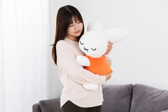 「ミッフィー」誕生70周年を記念した特大ぬいぐるみが発売決定!すやすや寝ている姿が可愛い
