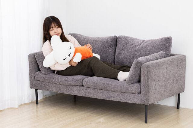 「ミッフィー」誕生70周年を記念した特大ぬいぐるみが発売決定!すやすや寝ている姿が可愛い