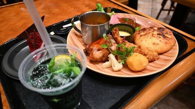 「USJでモリバーたちが宴を開きたがっています!」とろ~りクファナチーズも再現された焚き火料理が味わえるコラボイベント「モンハンワイルズ モリバーの宴」をレポート!