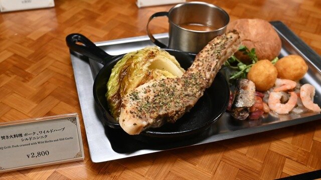 「USJでモリバーたちが宴を開きたがっています!」とろ~りクファナチーズも再現された焚き火料理が味わえるコラボイベント「モンハンワイルズ モリバーの宴」をレポート!