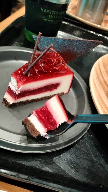 「USJでモリバーたちが宴を開きたがっています！」とろ～りクファナチーズも再現された焚き火料理が味わえるコラボイベント「モンハンワイルズ モリバーの宴」をレポート！