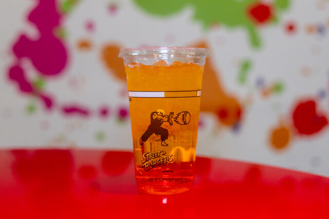 チャイナドレス美女が「ストリートファイト」に参戦!?ハンバーガーを食べながらスリット全開で美脚を繰り出す【写真17枚】