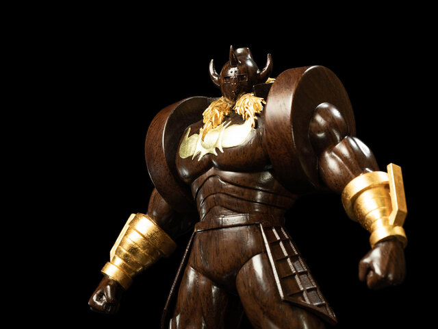 お値段約44万円の黒光りから放つ威圧感…!「キン肉マン」より「悪魔将軍」が“黒檀”と金箔を使用した豪華仕様で木彫りフィギュア化