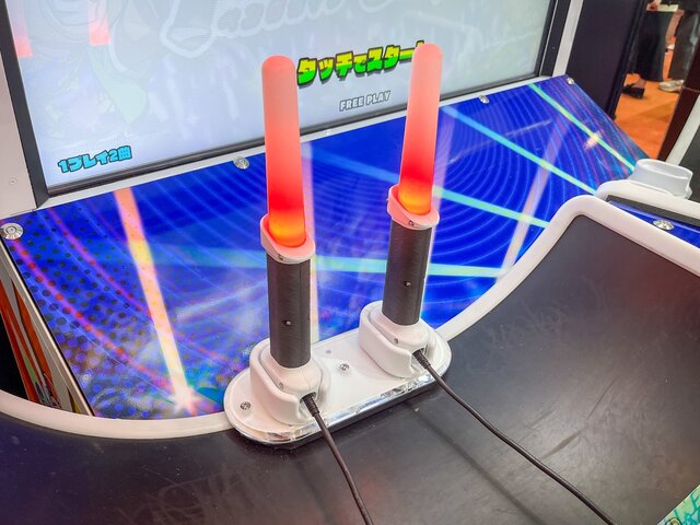 ライブのように“ペンラ”を振れ振れ！『PENLALIVE』は新感覚なペンライトリズムゲーム【アミューズメント エキスポ】