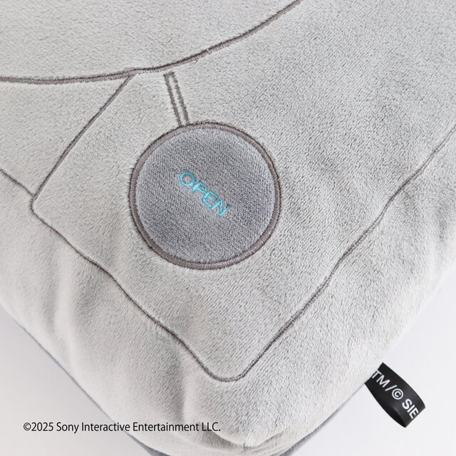 初代プレステのクッションが順次発売!『ASTRO BOT』チャームは持ち歩けて、リストレストとして活用可能