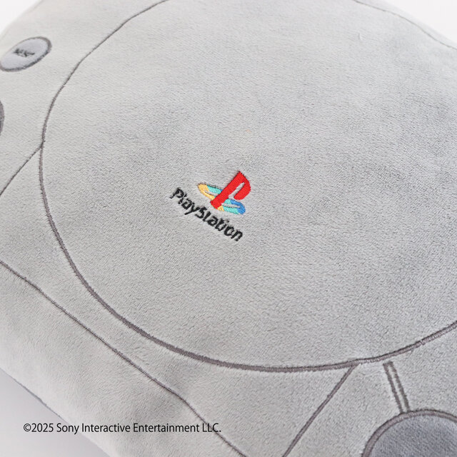 初代プレステのクッションが順次発売!『ASTRO BOT』チャームは持ち歩けて、リストレストとして活用可能