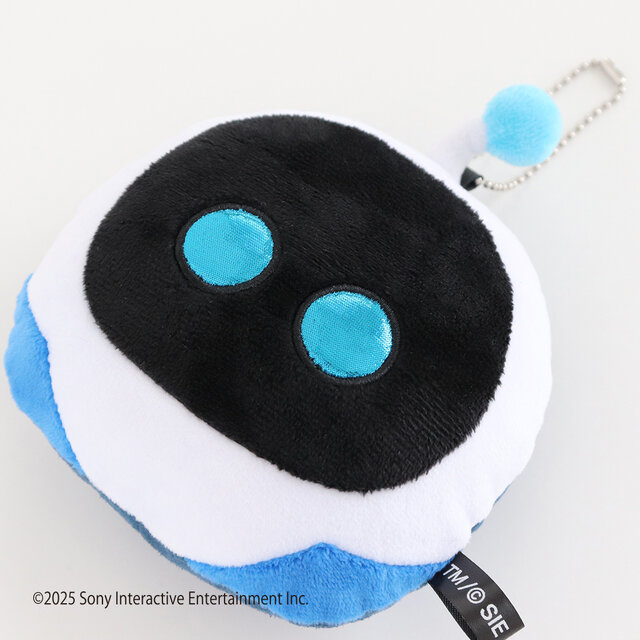 初代プレステのクッションが順次発売!『ASTRO BOT』チャームは持ち歩けて、リストレストとして活用可能