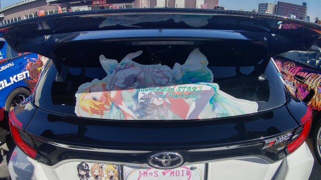 『アイマス』合同ライブ「MOIW2025」に“アイ”が集まる！「のぼり」や「痛車」など会場周辺施策をレポート