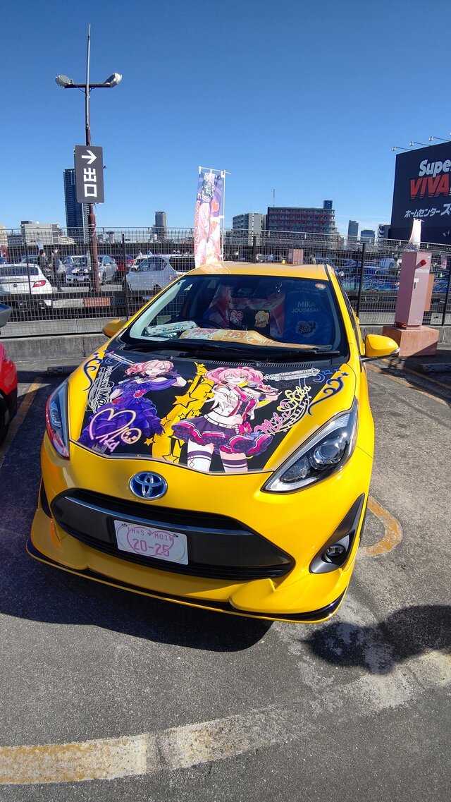 『アイマス』合同ライブ「MOIW2025」に“アイ”が集まる！「のぼり」や「痛車」など会場周辺施策をレポート