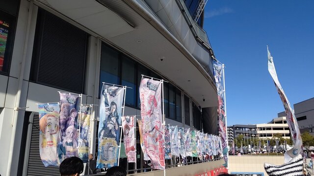 『アイマス』合同ライブ「MOIW2025」に“アイ”が集まる！「のぼり」や「痛車」など会場周辺施策をレポート