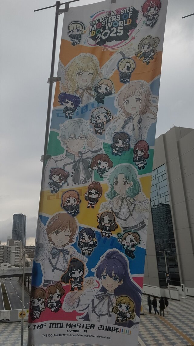 『アイマス』合同ライブ「MOIW2025」に“アイ”が集まる！「のぼり」や「痛車」など会場周辺施策をレポート