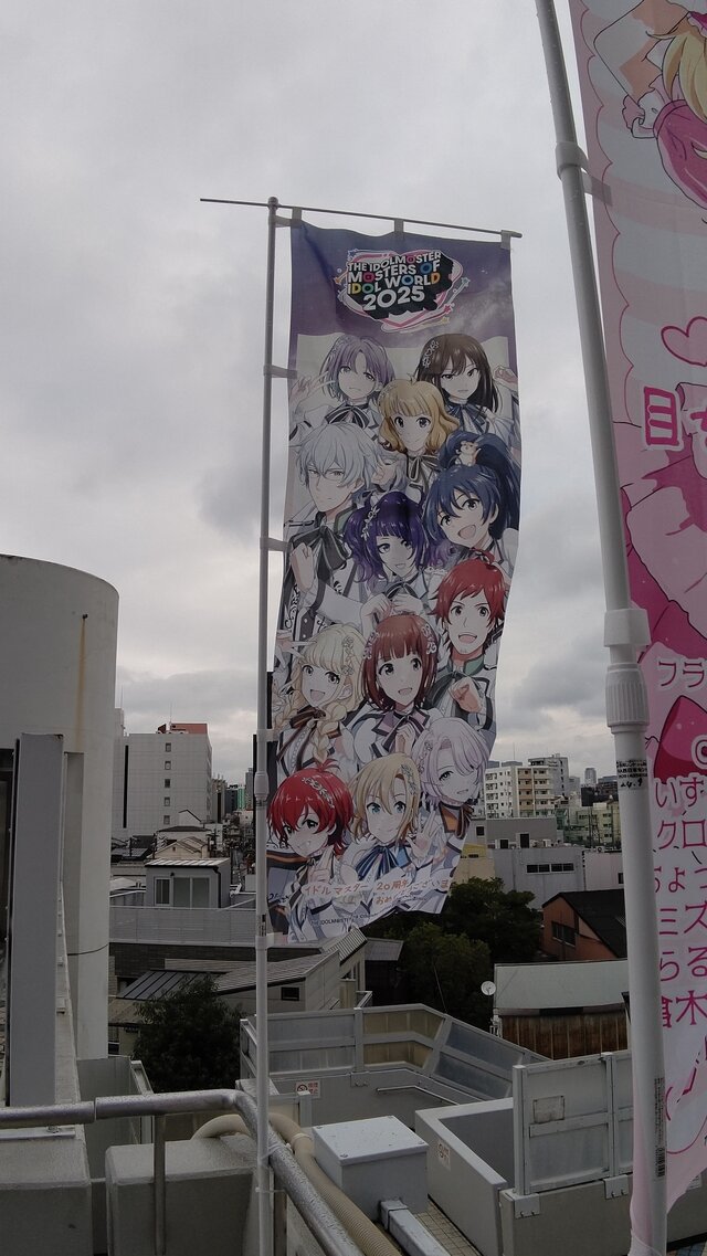 『アイマス』合同ライブ「MOIW2025」に“アイ”が集まる！「のぼり」や「痛車」など会場周辺施策をレポート