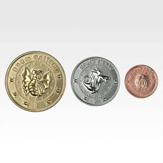 「ハリー・ポッター」新作一番くじ全ラインナップ公開！ハリーたちの杖型ボールペン、グリンゴッツ銀行コインなど世界観を表現したグッズがズラリ