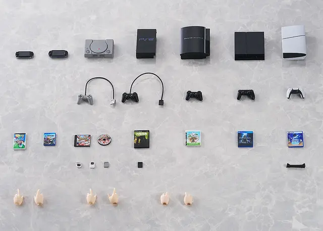 「PS」歴代ハード7機がミニチュア化！ポケステや『みんゴル』『ブラボ』ほか、コントローラーを握れる手など豪華セット