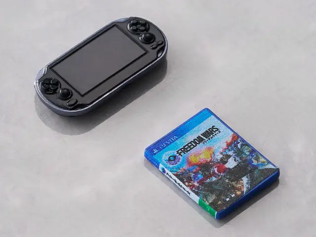 「PS」歴代ハード7機がミニチュア化！ポケステや『みんゴル』『ブラボ』ほか、コントローラーを握れる手など豪華セット