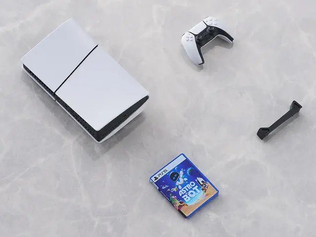 「PS」歴代ハード7機がミニチュア化！ポケステや『みんゴル』『ブラボ』ほか、コントローラーを握れる手など豪華セット