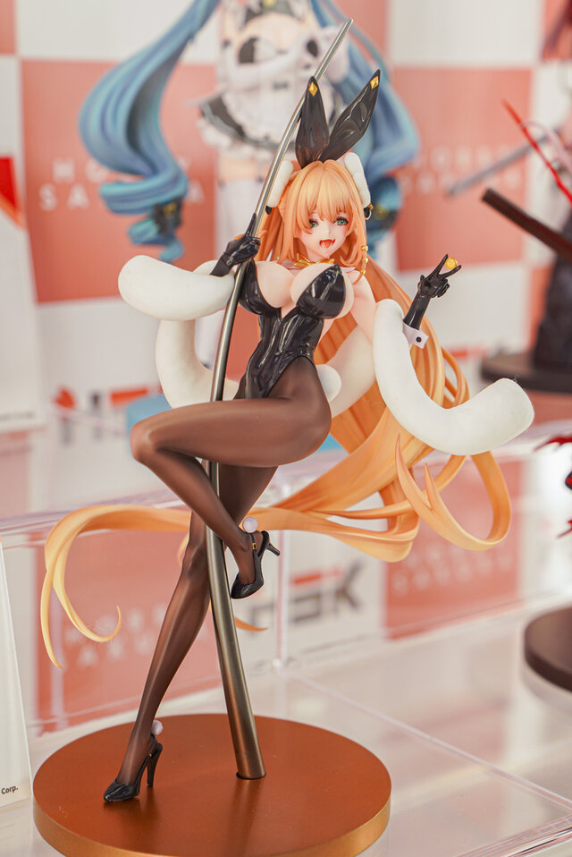 『勝利の女神：NIKKE』が脅威の展示数！背中と美尻で魅せるセクシーな「勝利の女神」フィギュアが「ワンフェス」に大集結【WF2026冬】