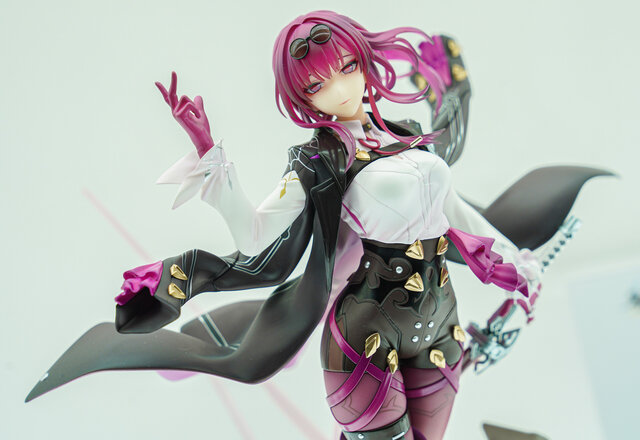 制服姿が眩しい「ホタル」に抜刀姿の「星見雅」、神秘的な「コロンビーナ」など、HoYoverse作品の人気キャラフィギュアが勢揃い【WF2026冬】