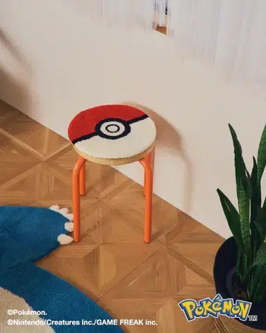 カビゴンが部屋で寝ているみたい！『ポケモン』キュートなピカチュウのおしりデザインなど、ラグマット全4種が抽選販売