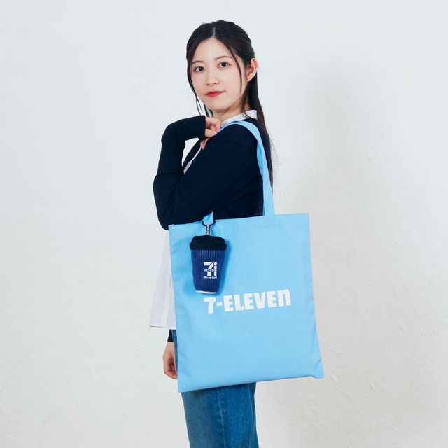 「セブン‐イレブン」人気商品をグッズ化した「Happyくじ」が3月13日発売！巨大なからあげ棒ぬいぐるみや、“金”シリーズのブランケットなどユニーク